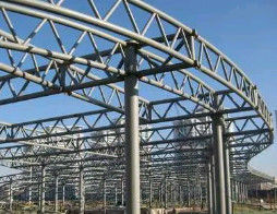 プレハブの金属のCarportの屋根のトラス、鋼鉄管状の軽量の鋼鉄トラスQ235